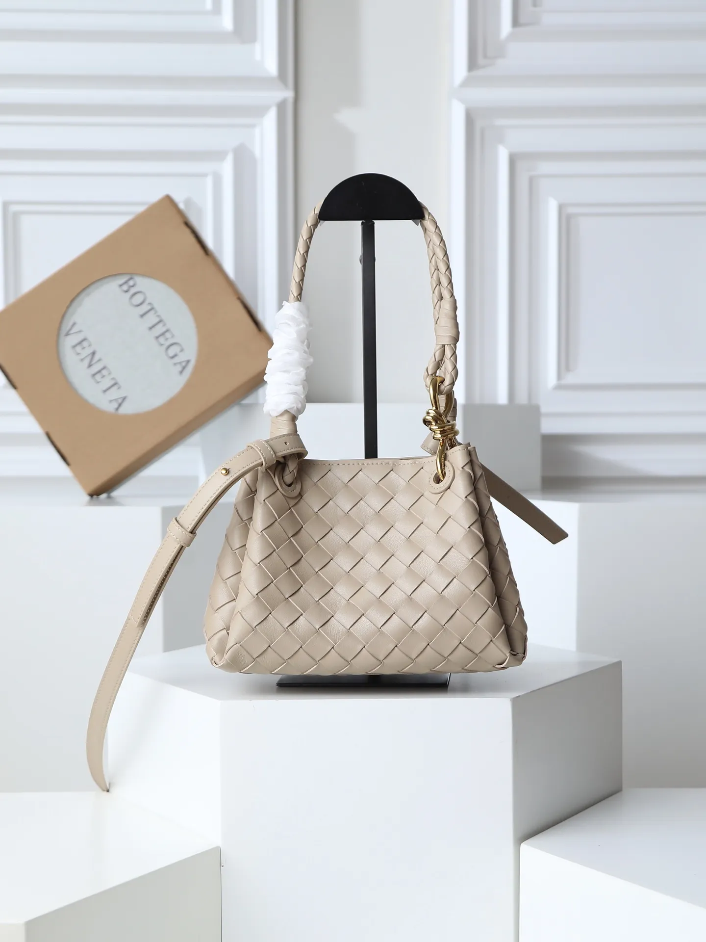 1250. Home B has a new product! Andiamo combines archive parachute handbags to inherit retro elements and integrate modern trends. The same style as Shu Qi's Night in Beijing. It is a continuation of the classic bag. It has three functions: hand carry, shoulder and cross-body. It is embellished with metal brass knot buckles. It is small and has an amazing capacity. It can easily hold all kinds of daily necessities with a box, sunglasses, small bottle, water powder, charger, and the upper body is versatile. Style number: 796569 Size: 21*17*16.5cm